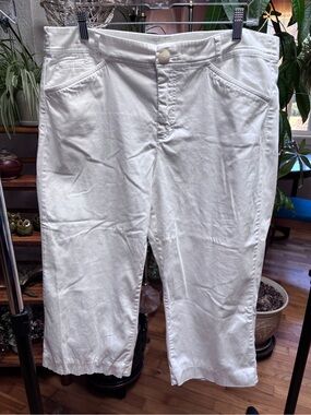 STRETCH brand white capris size 14